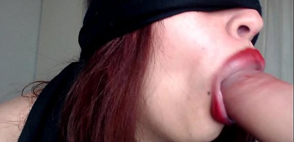  BLINDFOLDED ONLYFANS BABE GIVES BLOWJOB TO HER NEW SUBSCRIBER !